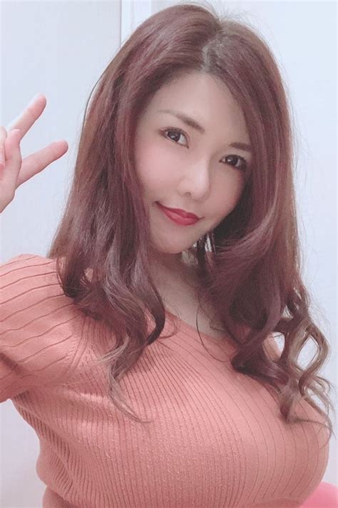 TRIBUNSOLO.COM-- Anri Okita dikenal sebagai salah satu aktris Japan Adult Video (JAV) yang cukup populer. Total puluhan film dewasa telah ia mainkan, beberapa di antaranya memiliki rating bagus hingga laris terjual di pasaran. Namun, di tengah kesuksesannya sebagai artis film dewasa , ia memutuskan untuk pensiun pada April 2016 lalu.